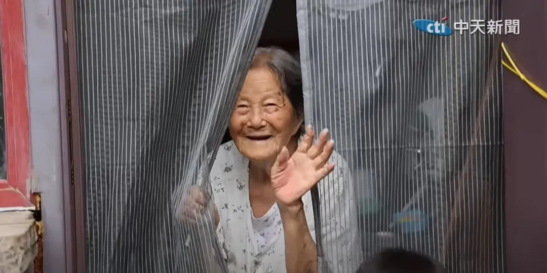 期間遇到一名高齡96歲的老奶奶對方親切直呼想和台灣交流交流。（圖／中天新聞）