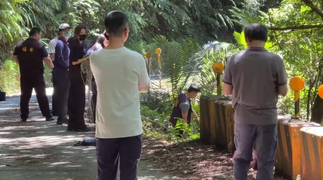 謝男等人將曾男遺體以塑膠袋包裹後,分乘2輛車將屍體載往宜蘭縣頭城鎮山區棄置。(圖/翻攝畫面)