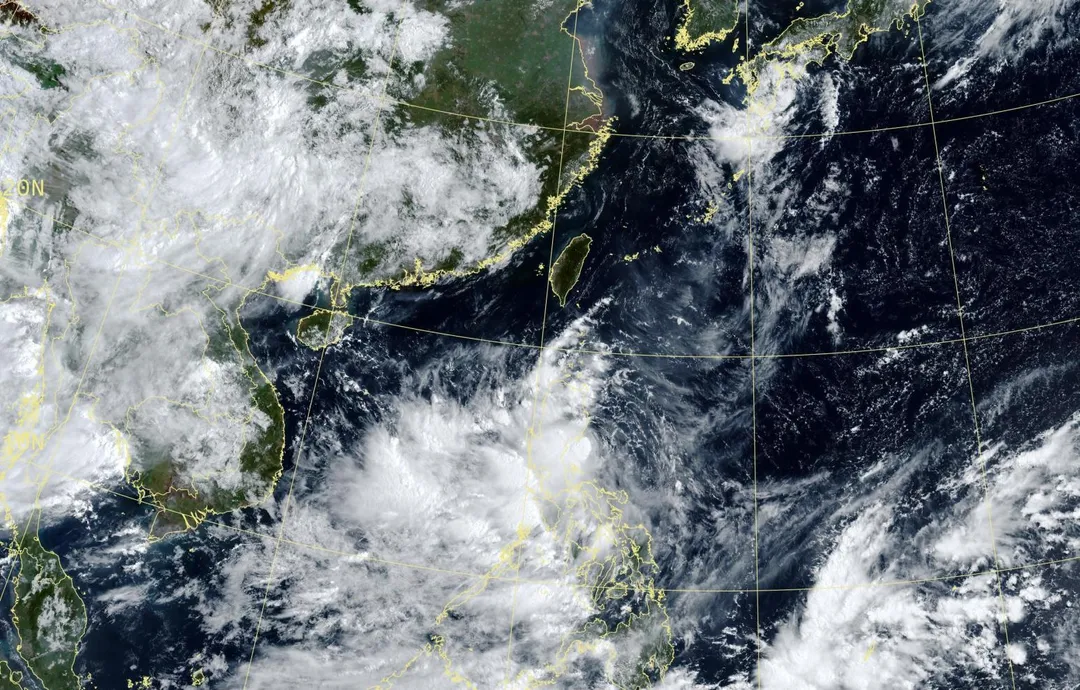 菲律賓東方海面的熱帶低壓90W有機會增強為颱風「劍魚」。(圖/中央氣象署)