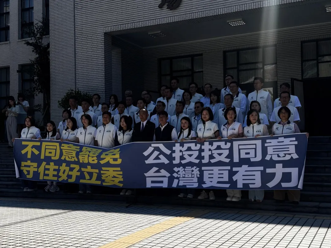國民黨團集結在立法院議場前。（圖／黃彥昇攝）