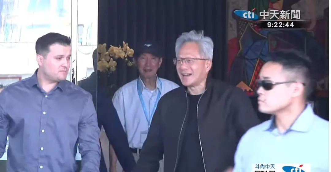 輝達(NVIDIA )執行長黃仁勳今早(22)抵台,從松山機場商務中心走出來。(中天新聞)