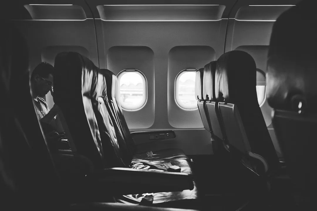 飛機艙內狹小的空間，很多人都會尋求舒服的姿勢。（示意圖／Pixabay）