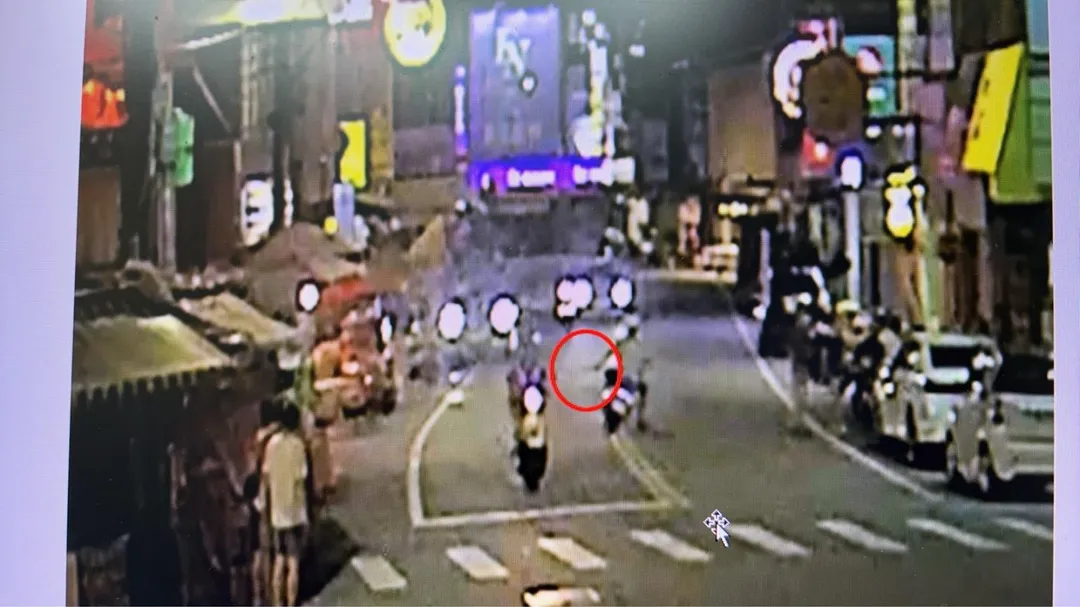 一名男子騎乘改裝機車來回狂飆，手中竟還揮舞長刀。（圖／警方提供）