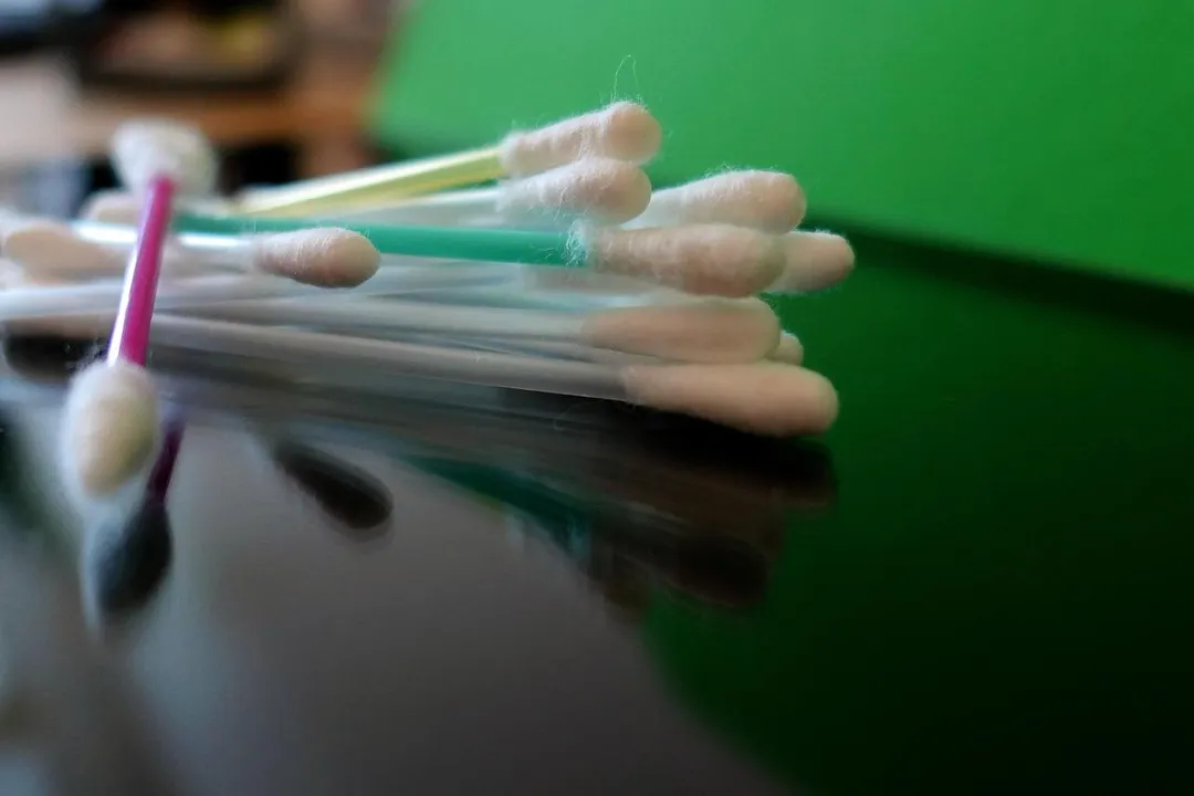 台南一位女性網購棉花棒竟然被關一晚，且罰10萬元，比酒駕還嚴重，引起熱議。（示意圖／Pixabay）