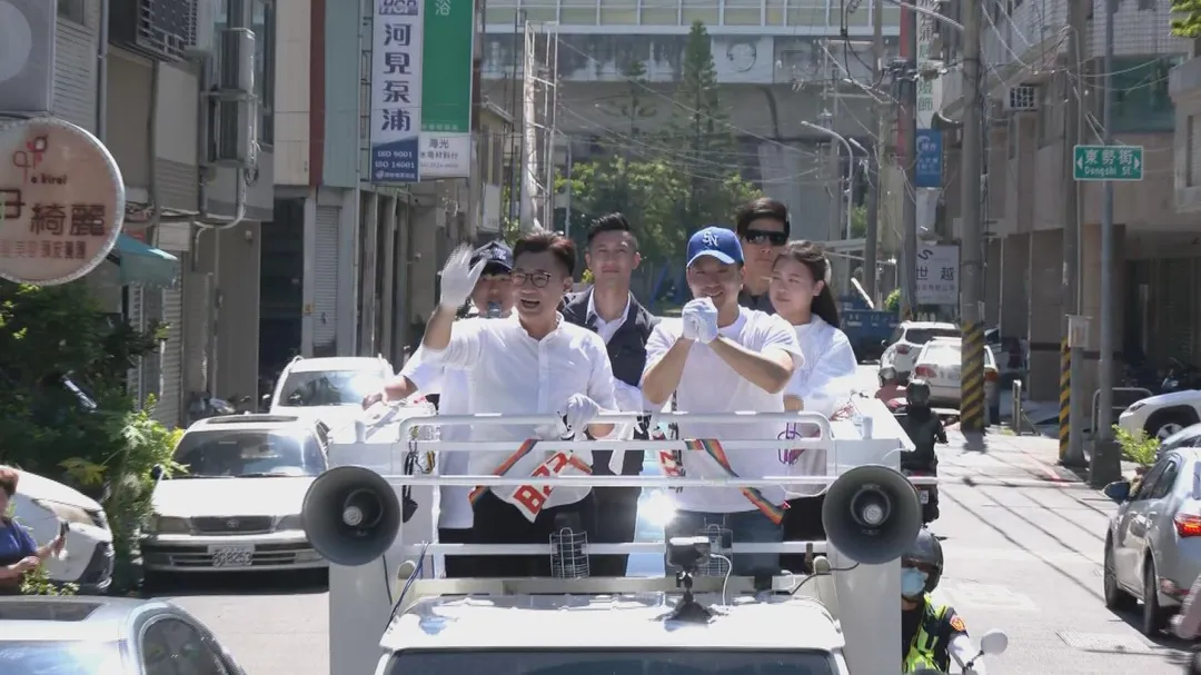 蔣萬安與江啟臣一起車掃拜票。（圖／中天新聞）