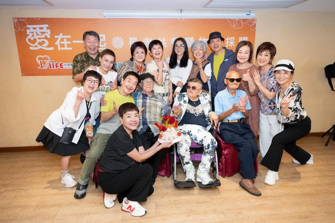 陳美鳳(後排右3)攜手林松義、林福地、李炳輝、司馬玉嬌、楊懷民、施心慧、文香、陸一龍、藍如潔、許仙姬、陳凱倫、常葳葳、紀麗如、楊婉珍關懷長者。(圖/台灣優質生命協會提供)