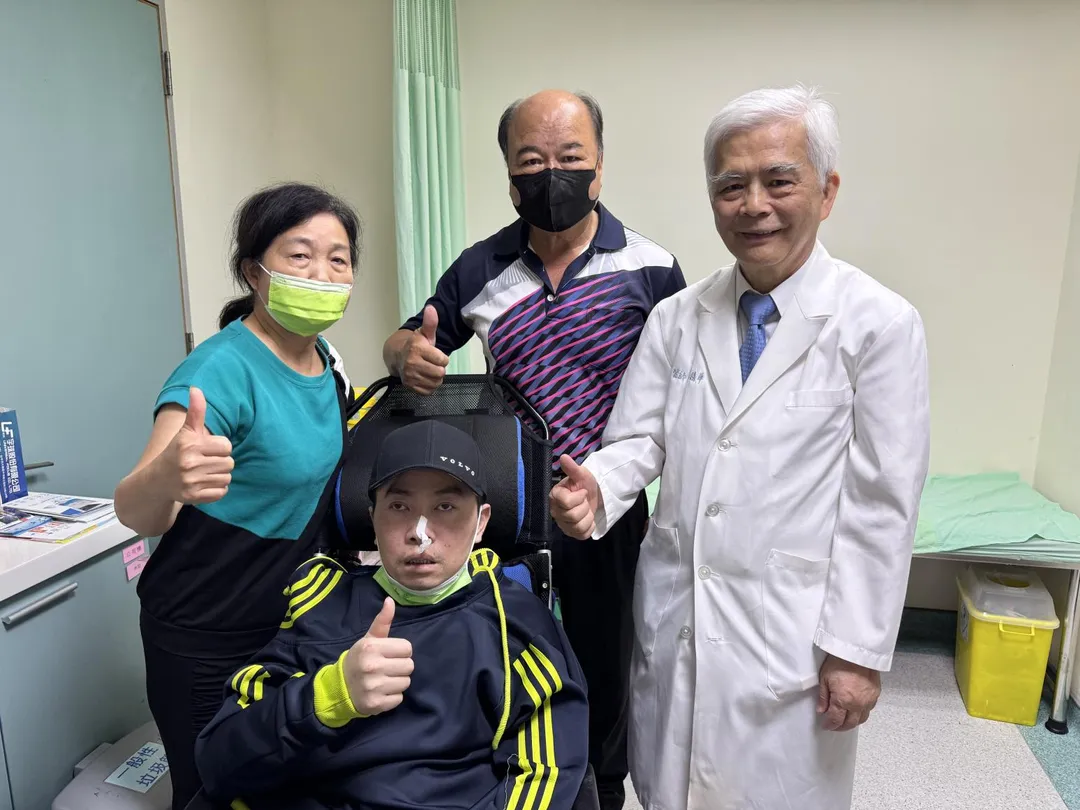 神經外科顏精華醫師與患者本人及家人合照。（圖／烏日林新醫院）