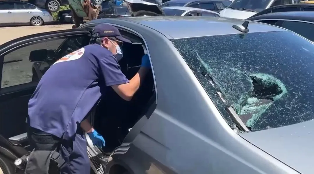 賓士車被掃射警方到場採證。(圖/翻攝畫面)