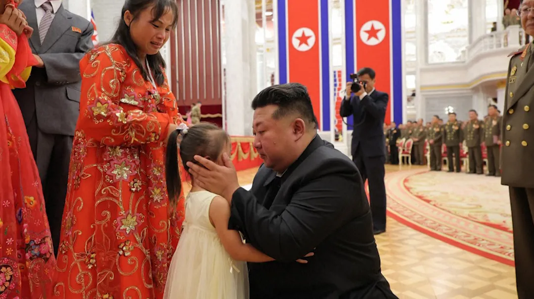 金正恩擁抱陣亡士兵遺屬。（圖／美聯社）