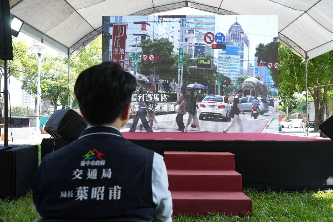 台中市交通局長葉昭甫今(22)日檢視「2025台中市人本交通成果發表記者會」現場。(台中市政府交通局提供)