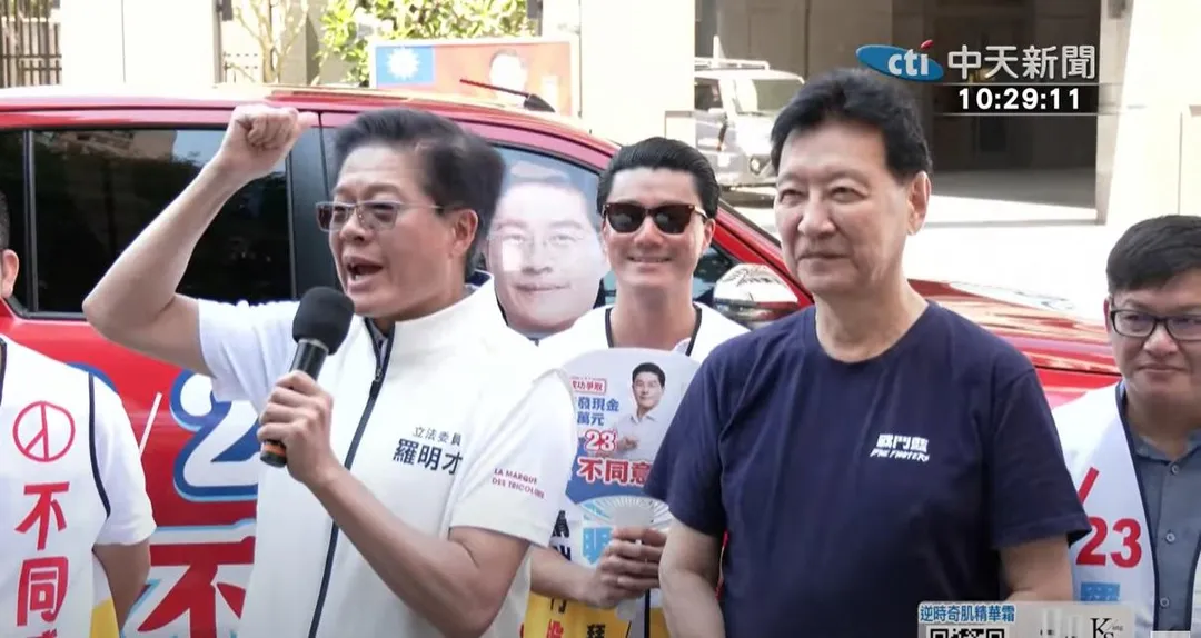 國民黨立委羅明才請來趙少康陪同車隊掃街。(圖/中天新聞)