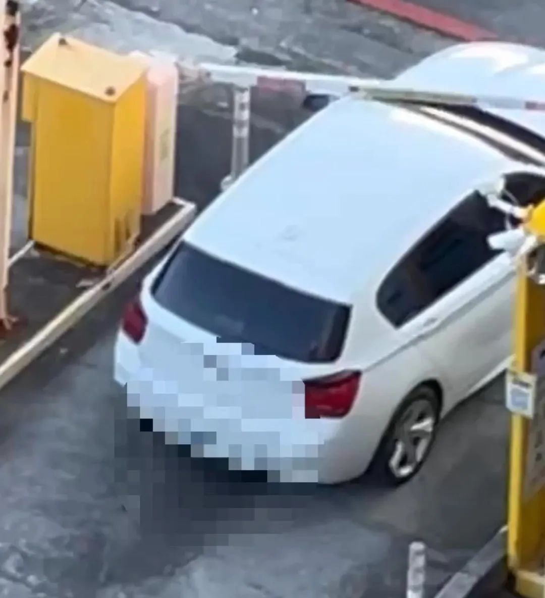 白色BMW衝撞柵欄加速逃離現場。(圖/翻攝畫面)