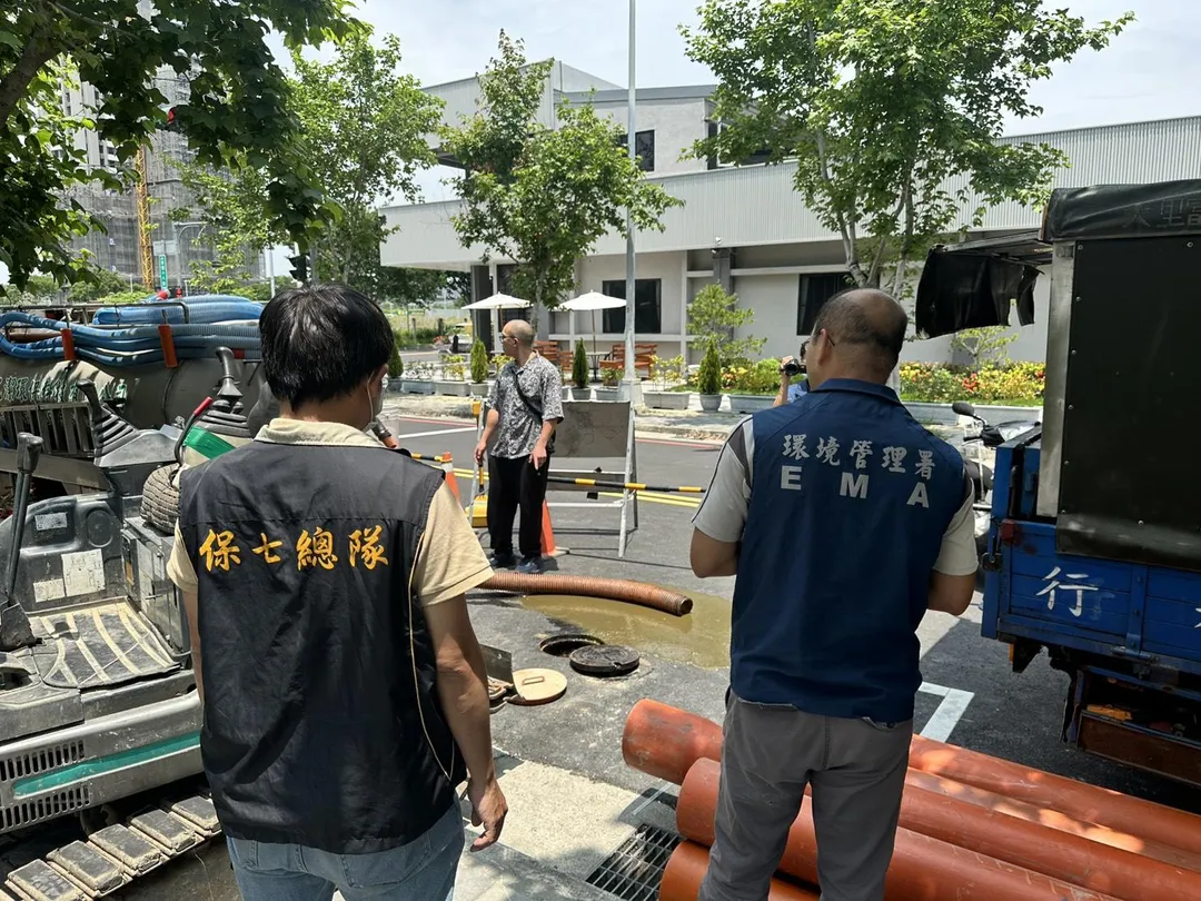 現場查扣共2輛怪手和9輛水肥車，其中5輛水肥車共以814萬元拍定。（圖／翻攝畫面）