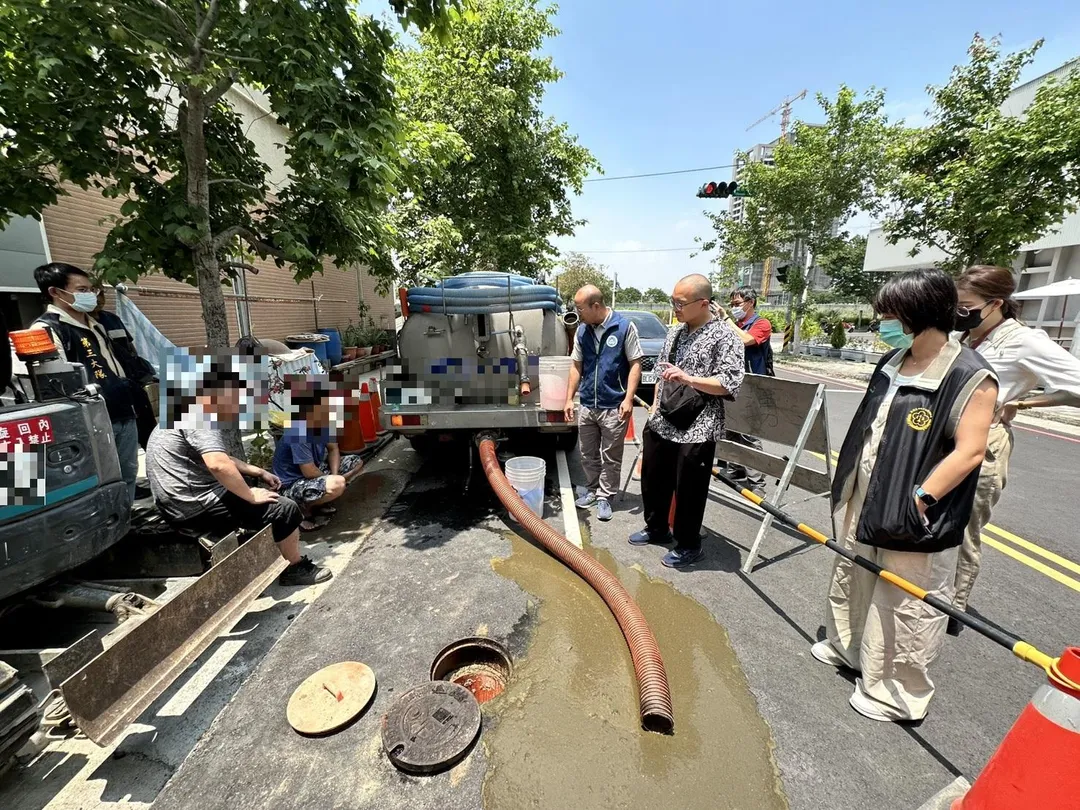 台中市有不肖業者私排水肥、油汙至下水道共1000公噸，檢警現場抓獲涉案人等。（圖／翻攝畫面）