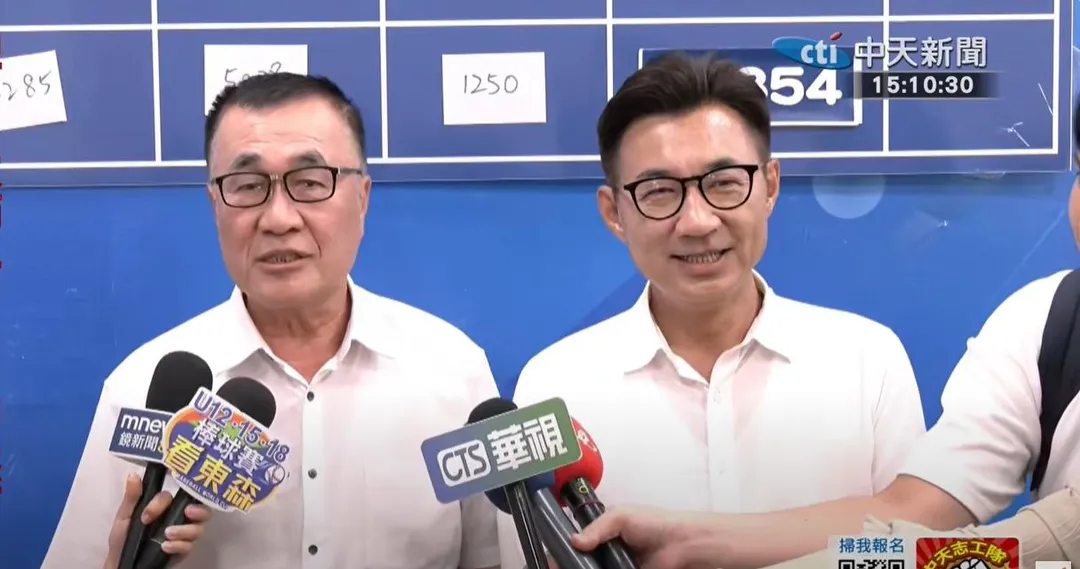 台北市副市長李四川今日陪同立法院副院長江啟臣車隊掃街。(圖/中天新聞)