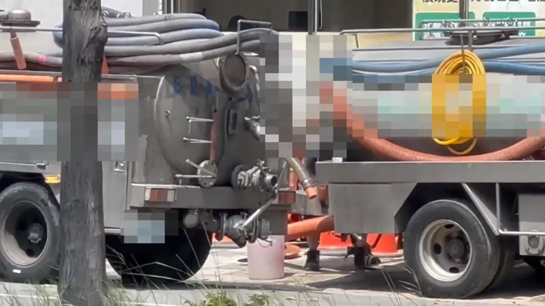 在施工人員掩護下，不肖業者往下水道狂灌汙水。（圖／翻攝畫面）