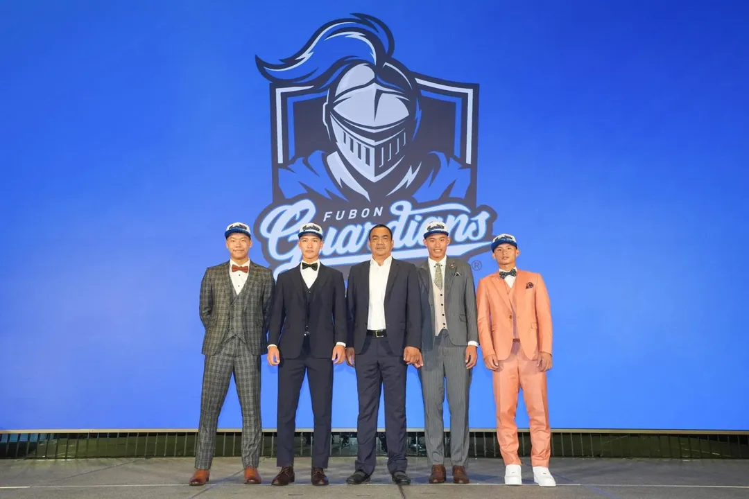 張育豪(左1)主動要求簽1.5年約,總值740萬元。(圖/中華職棒提供)