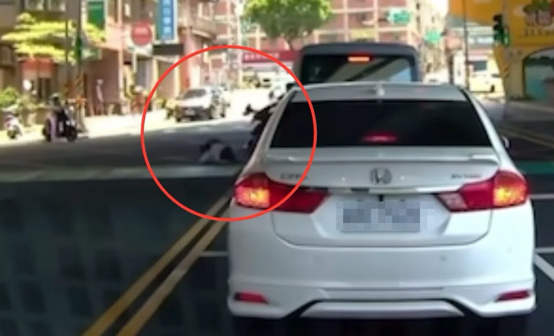 機車違規撞擊騎單車女童。（圖／翻攝自臉書《桃園大小事》）