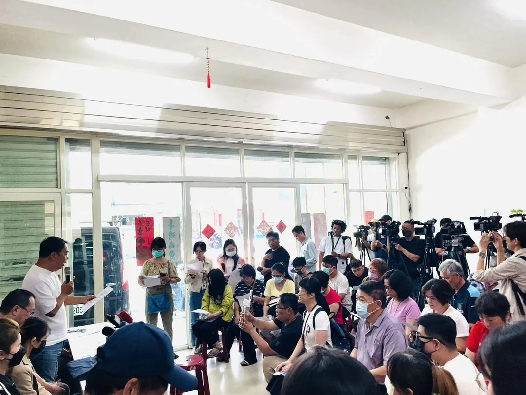 此事波及300多人，數十名消費者代表出席業者賠償說明會。（圖／台中市議員謝志忠提供）