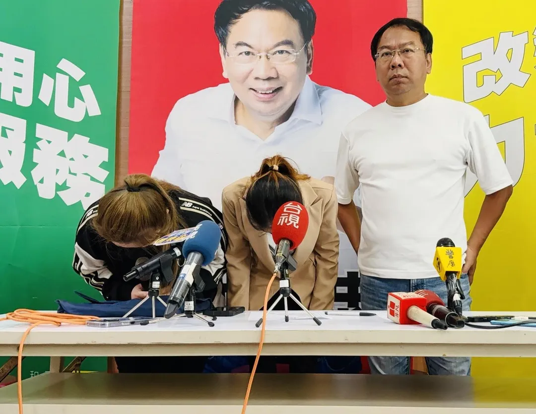 台中市議員謝志忠（右1）和業者22日召開賠償說明會，業者在會上鞠躬道歉。（圖／台中市議員謝志忠提供）