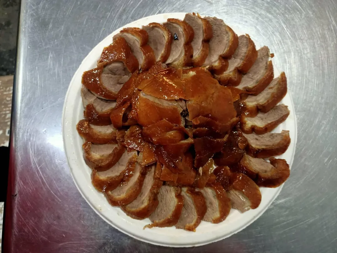 台中市北平金銀樓烤鴨豐原直營店爆發食安風波。（示意圖／非當事餐點／翻攝自Facebook@北平金銀樓烤鴨-豐原直營店）