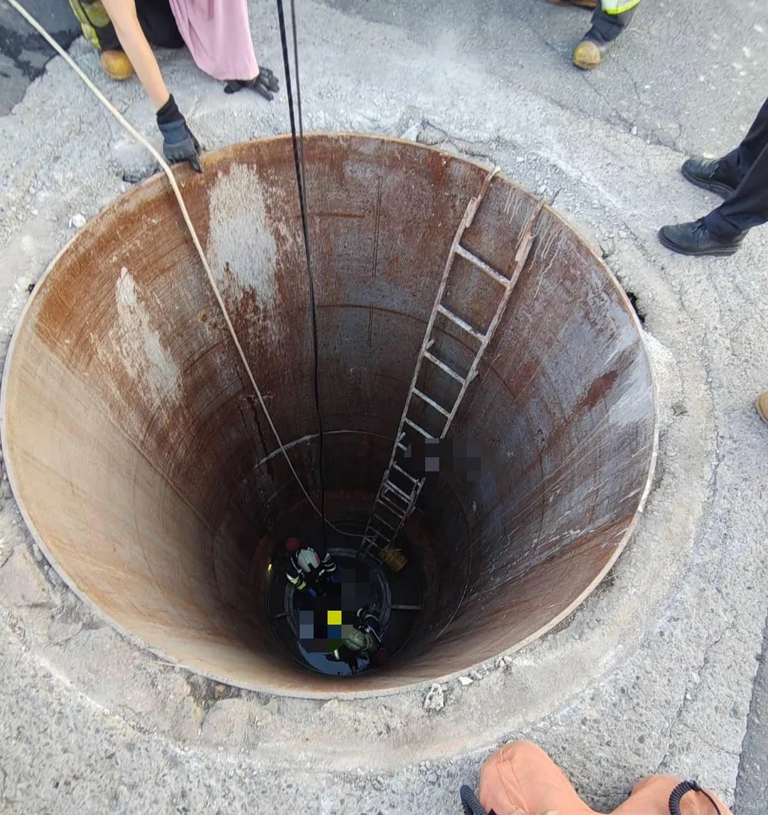 新北勢鶯歌區2名工人在施作下水道汙水工程期間昏倒，警消入下水道救援。（圖／翻攝畫面）