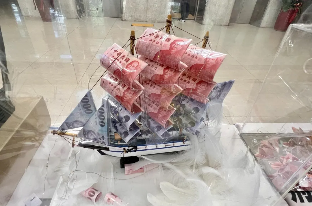 詐團不法獲利至少7千萬折鈔票船炫富。（圖／翻攝畫面）