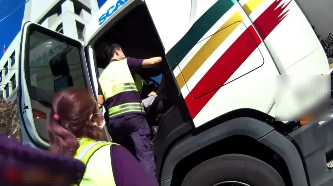 員警爬上車查看車內情況。(圖/翻攝畫面)