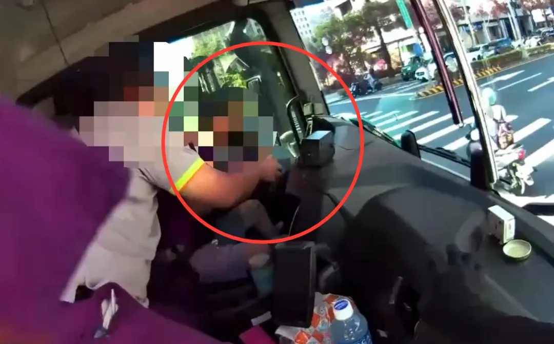 駕駛身體不適昏厥趴在車上。(圖/翻攝畫面)