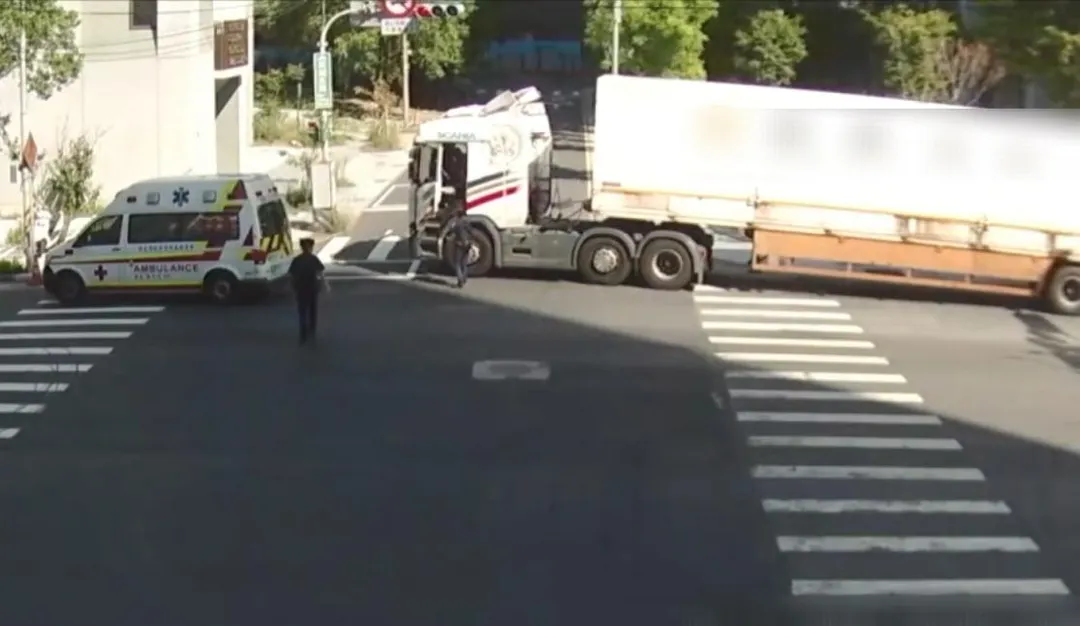 聯結車停在路中狂鳴喇叭。(圖/翻攝畫面)