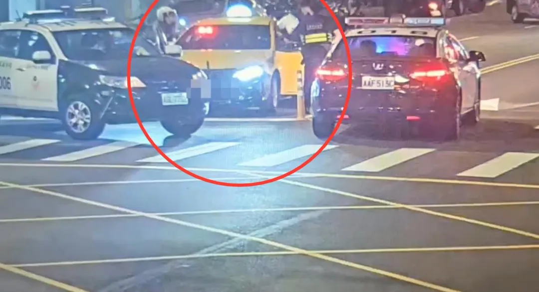 警方圍捕攔車逮捕偷車嫌犯。（圖／翻攝畫面）