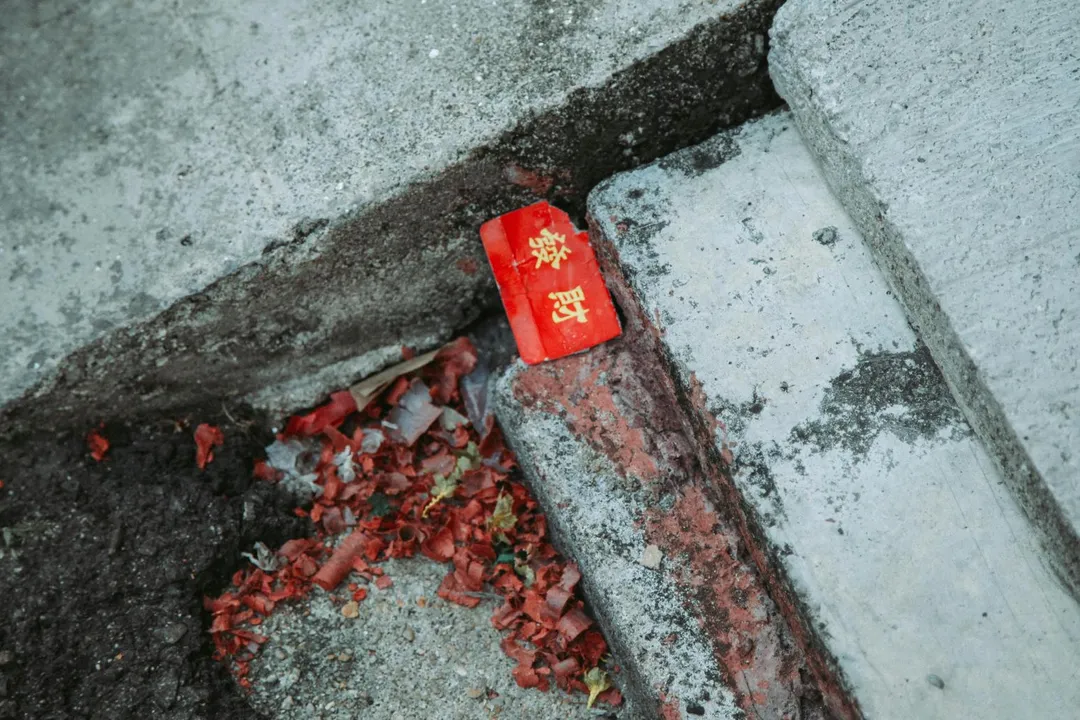 隨便撿路上的紅包，帶來的恐怕不是好運氣。（示意圖／取自pexels）