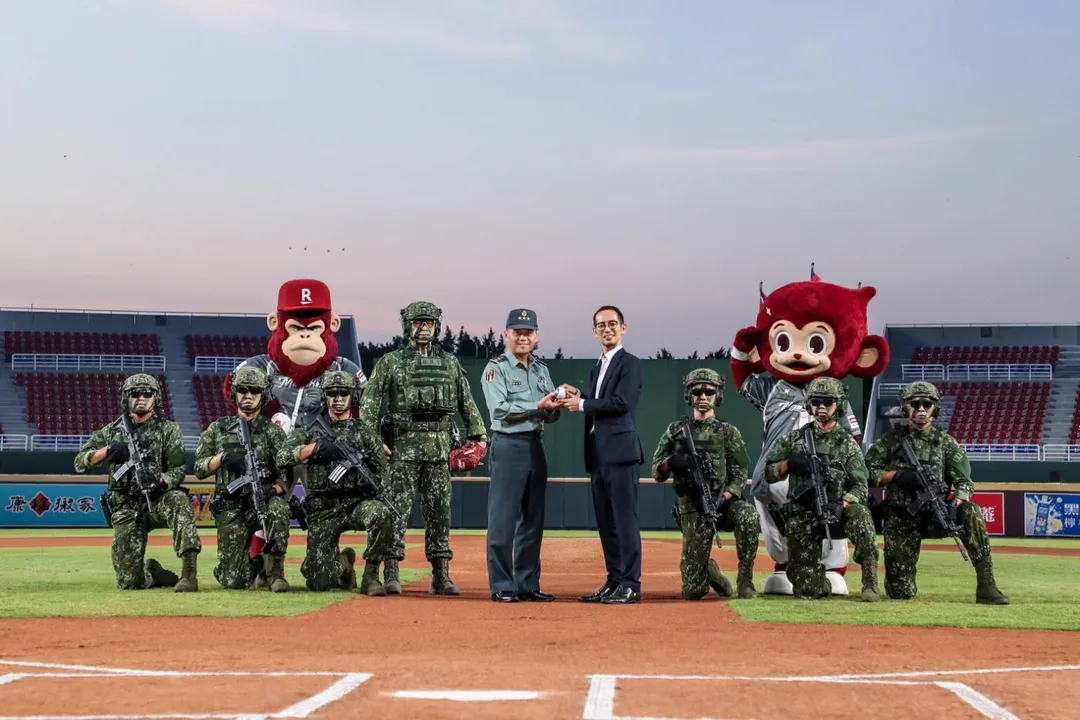 呂坤修司令(中)致贈紀念球，一旁為苑汝瑋(圖左四)。(圖/陸軍司令部)