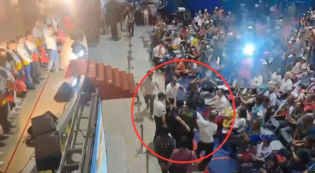 男子立刻遭警方壓制逮捕。（圖／翻攝畫面）
