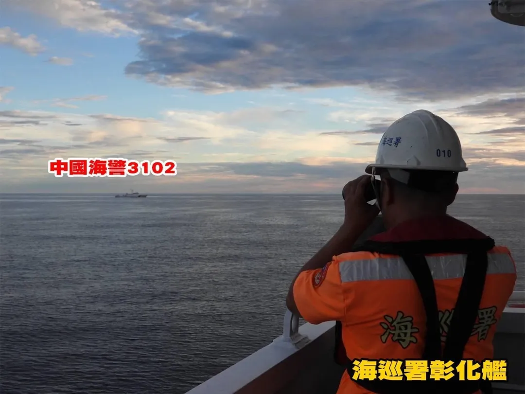 海巡人員在東沙監控海警船。(圖/海巡署)
