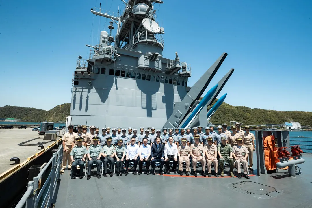 賴清德在馬公號驅逐艦上與海軍官兵合影。(圖/總統府)