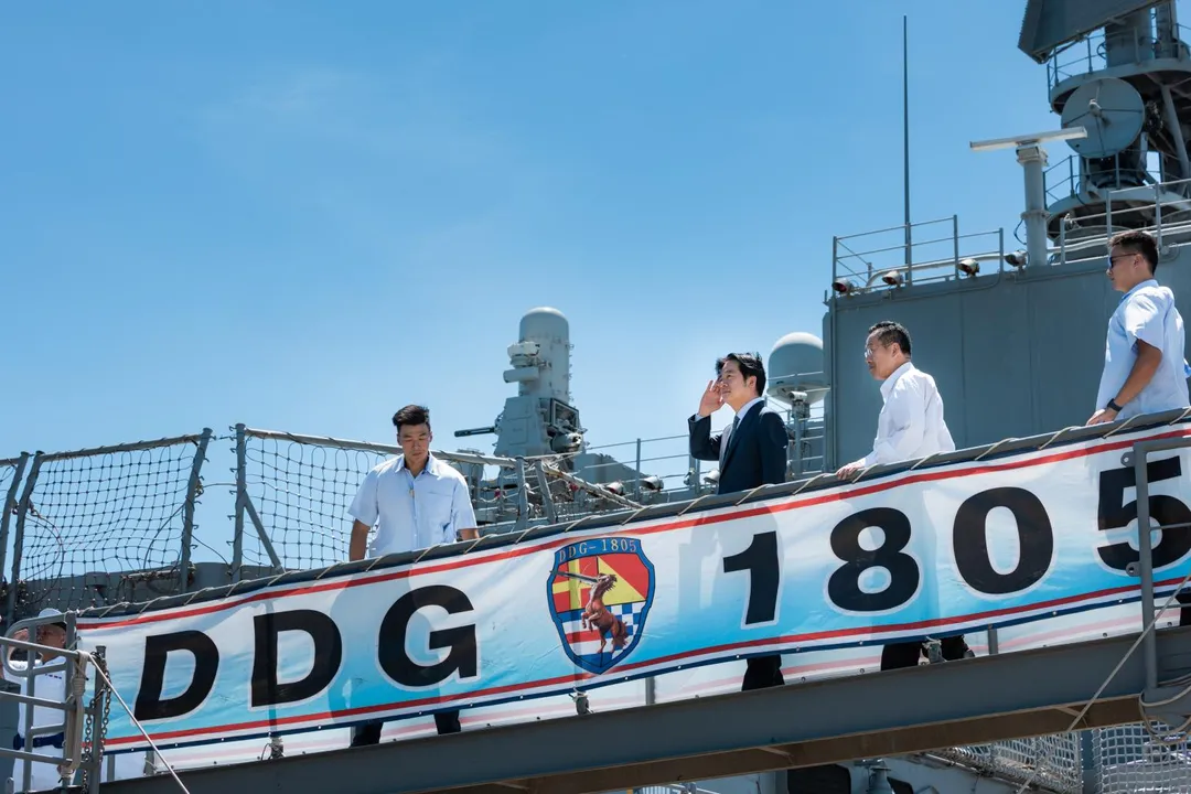 賴清德視導蘇澳基地的海軍第168艦隊基隆級驅逐艦。(圖/總統府)