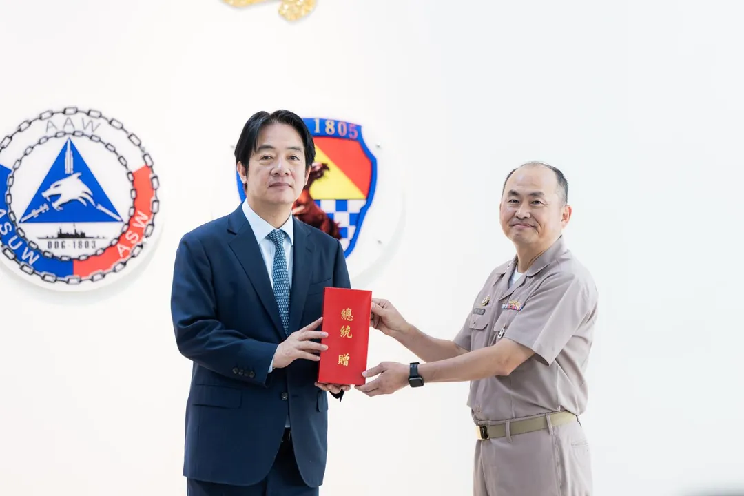 賴清德致贈第168艦隊加菜金。(圖/總統府)