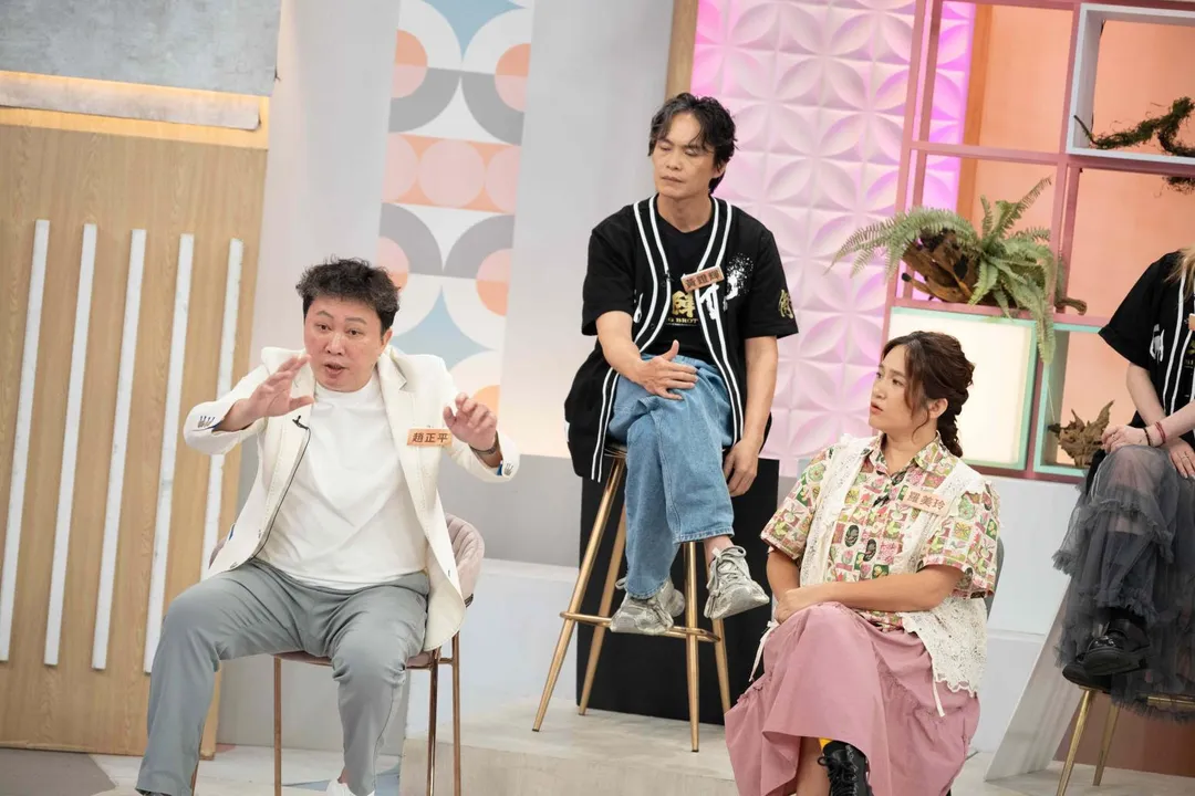 黃鐙輝（中）分享拍《角頭》打鬥戲時，曾被演員一拳打中頭部，當場流鼻血。（圖／東森綜合台提供）