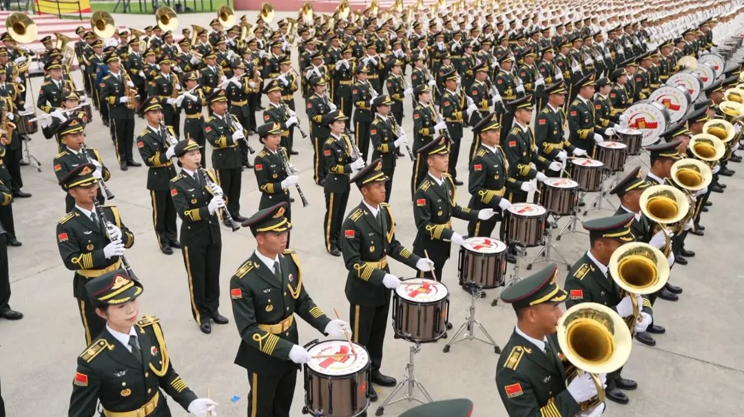 千人規模的軍樂團訓練實況。(圖/CCTV+)