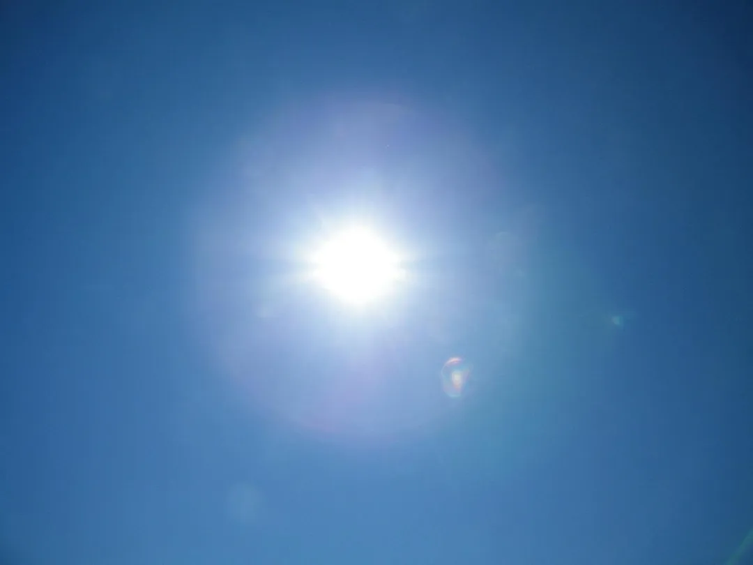 台灣夏季時常艷陽高照,外出時應配戴太陽眼鏡,才能避免紫外線傷害眼睛。(示意圖/Pixabay)