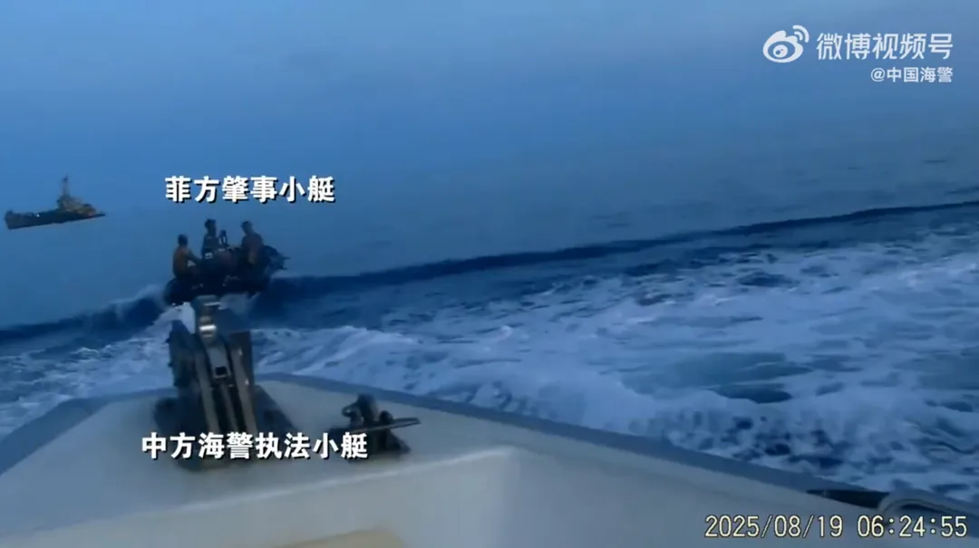中方控菲艇以不專業且危險的方式靠近執法中的大陸海警船。（圖／翻攝微博@中國海警）