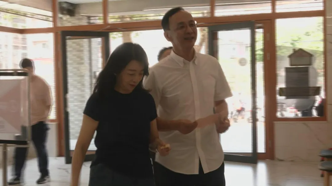 朱立倫與太太一起投票。（圖／中天新聞）