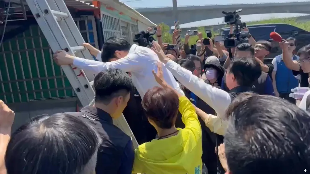 賴總統在隨扈保護下爬下梯子。(圖/截自郭雅慧臉書)
