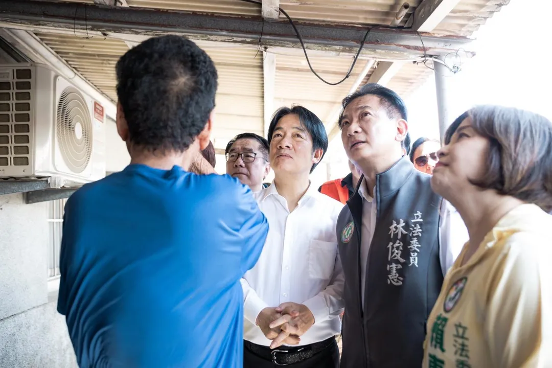 賴清德今上午特地前往台南關心災區復原及房舍修繕情形。(圖取自賴清德臉書)