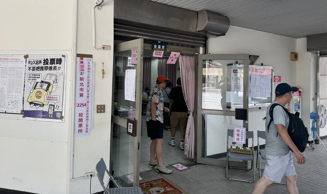新北市新店2254號投開票所一名老婦撕毀選票。（圖／翻攝畫面）