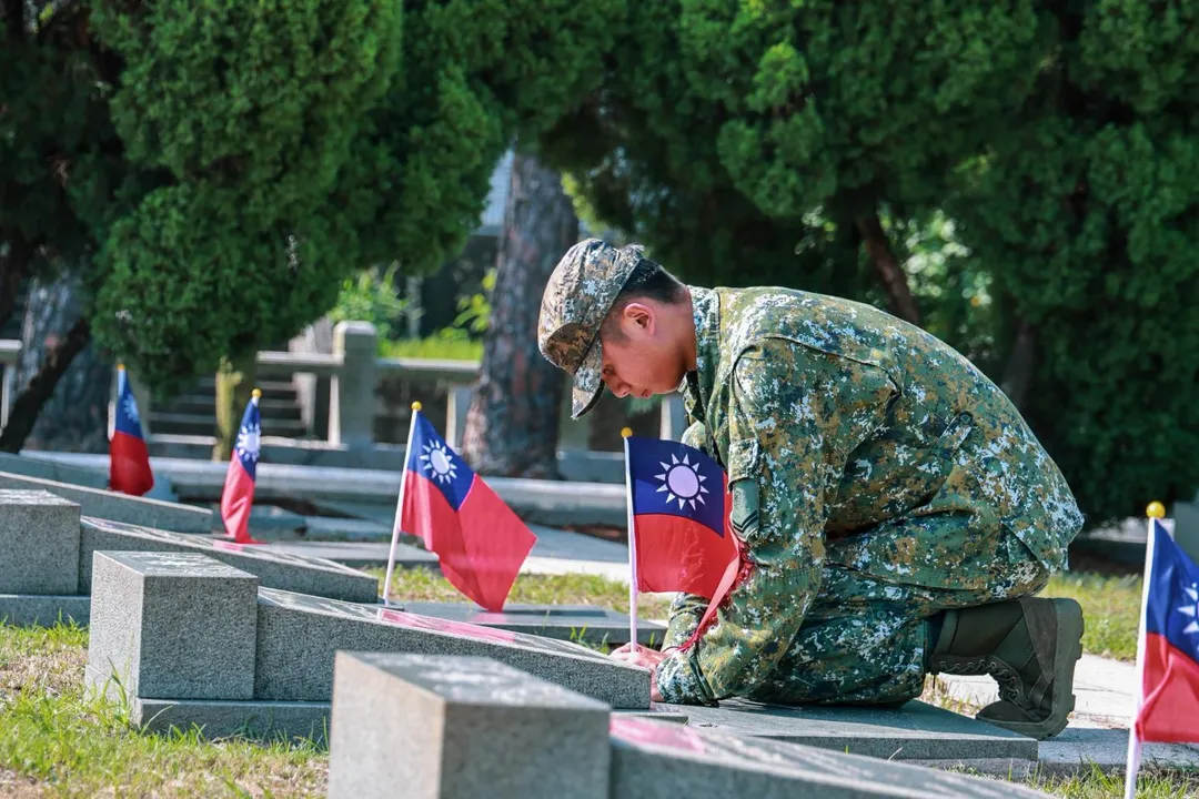 陸軍士官兵向陣亡將士致敬。(陸軍司令部提供)