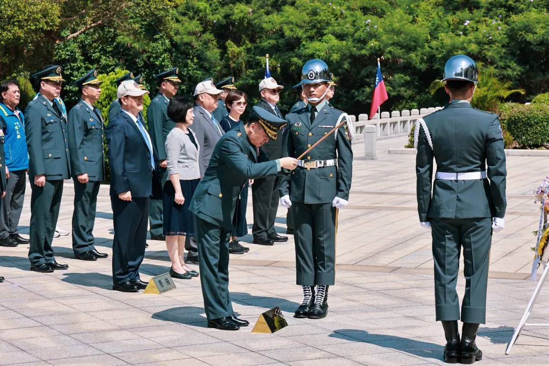 陸軍司令呂坤修上將持香祭拜表達表追思。(陸軍司令部提供)