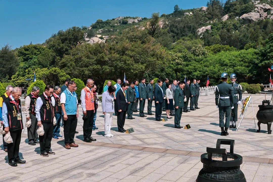 陸軍司令部今日金門太武山忠烈殿及墓塚區舉辦「八二三戰役67周年」追思祭典,由陸軍司令呂坤修上將主持,場面莊嚴隆重。(陸軍司令部提供)
