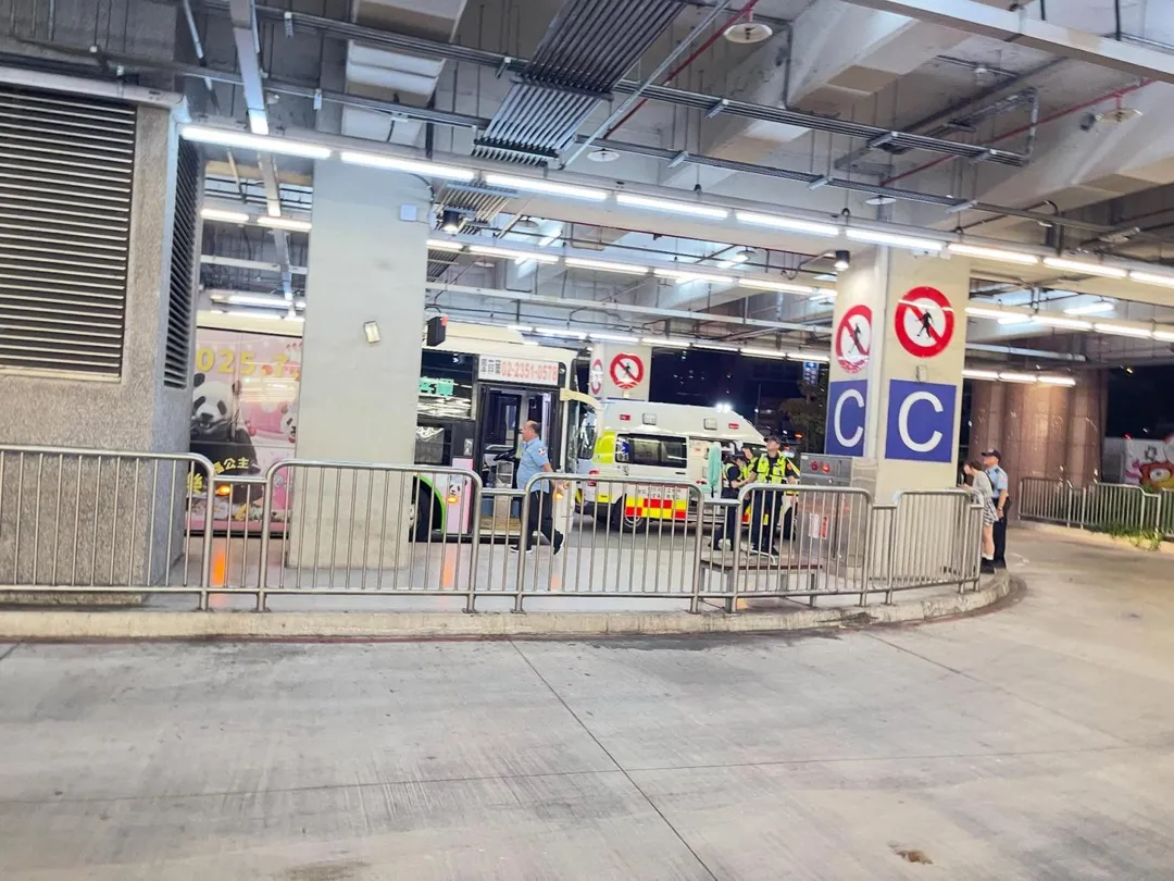 有網友發文稱，無意間目睹公車跟機車糾紛，結果公車司機上救護車。（圖/Threads網友授權提供）